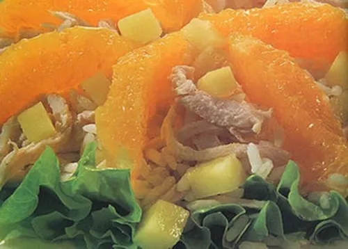 Салат-коктейль с курицей, огурцом и грецкими орехами на лимонном соке
