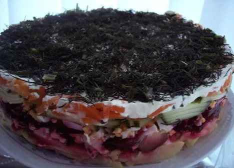 Слоёный салат «Нежность» с курицей, черносливом и орехами