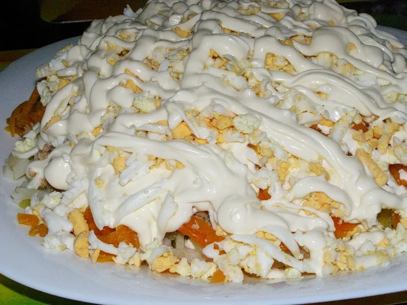 Салат по-итальянски с курицей, тунцом, рисом и апельсином