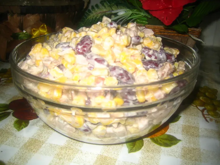 Салат с отварной индейкой, маринованными кабачками и яблоком