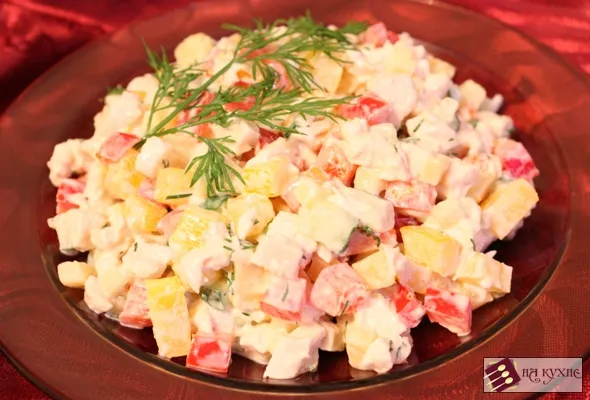 Салат с жареной индейкой, мочёными яблоками и черносливом