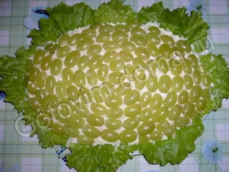 Салат с виноградом