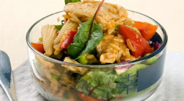 Салат с кукурузой и горошком