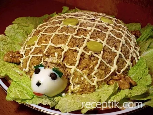 Салат Черепаха со шпротами, яблоком и черносливом