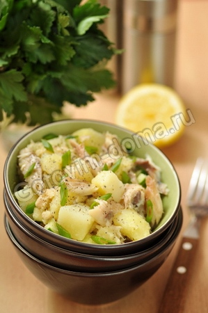 Салат картофельный с копченой рыбой (2)