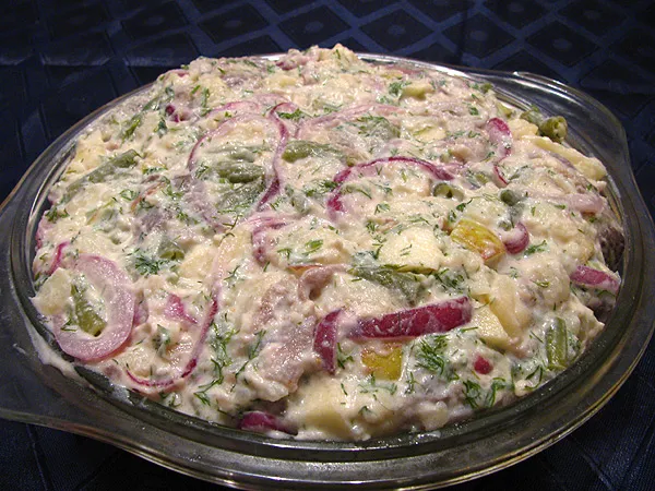 Картофельный салат с сельдью, каперсами и горчичной заправкой
