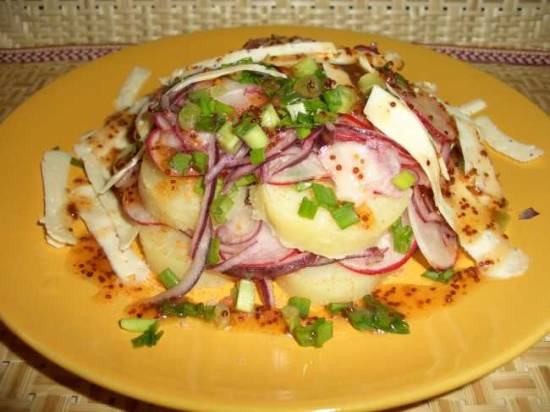 Салат картофельный с соусом из сельди
