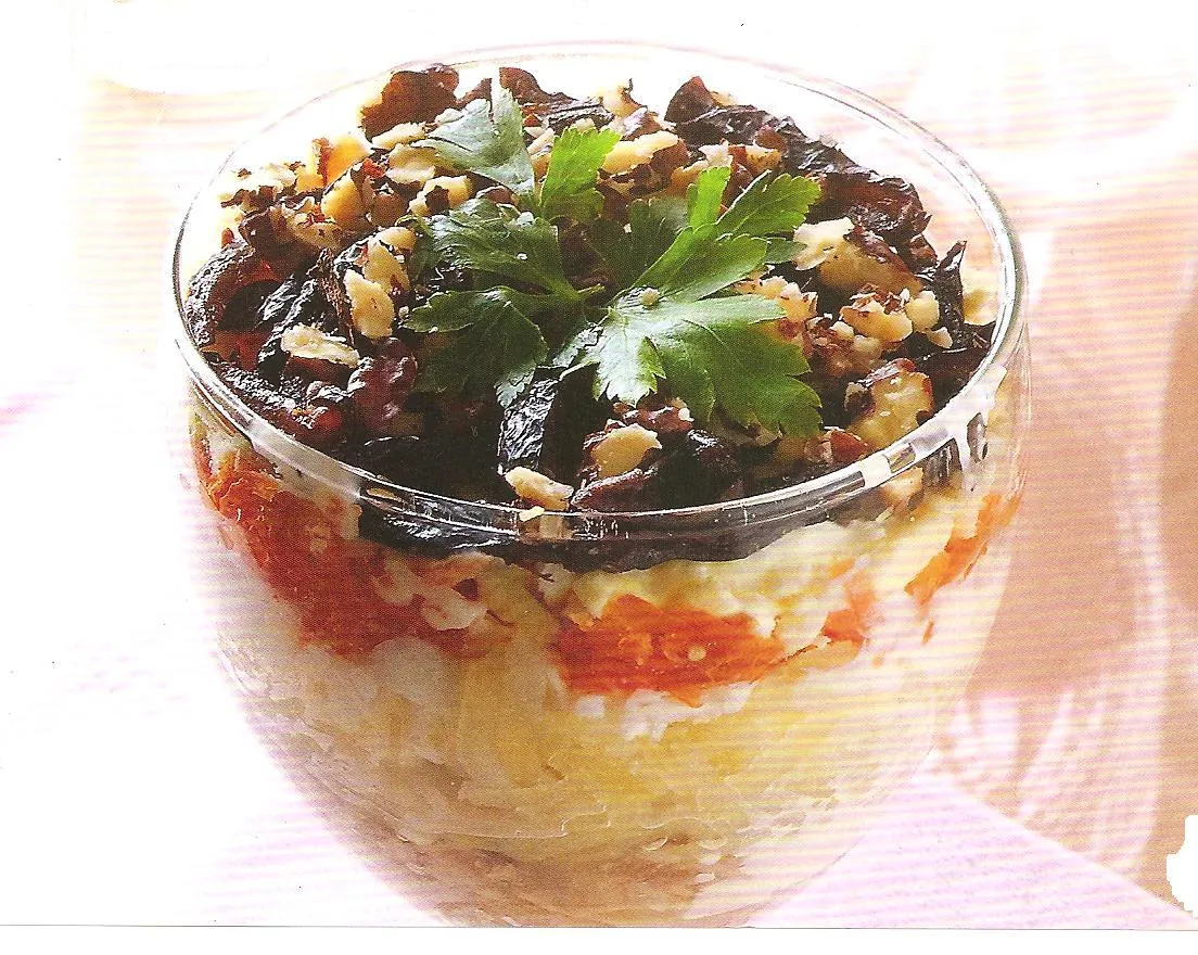 Слоёный салат-коктейль с лососем, картофелем, черносливом и орехами