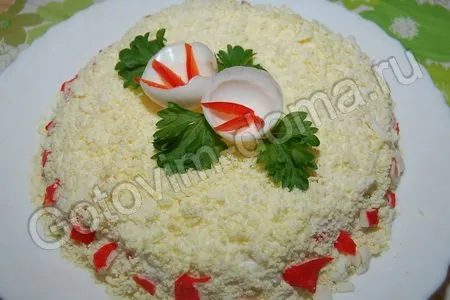 Салат с тунцом, ананасом, креветками и маслинами
