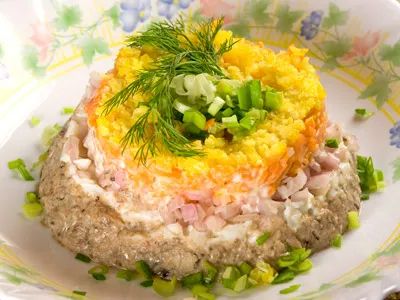 Салат овощной со шпротами