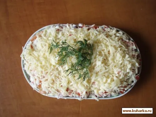 Салат рыбный с сырным соусом