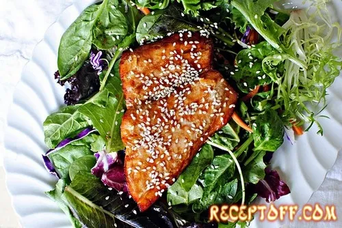 Салат с консервированным лососем и рисом