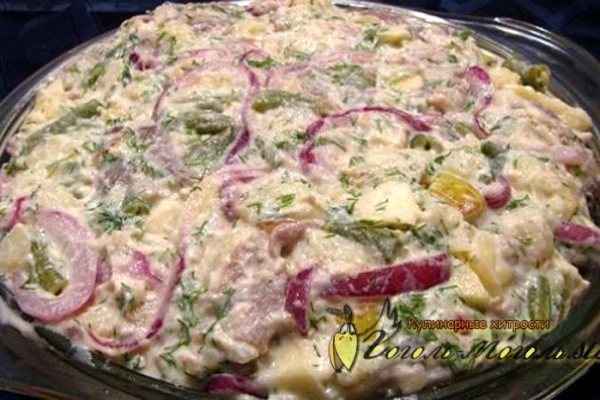 Картофельный салат с сельдью, огурцом и яблоком на порцию
