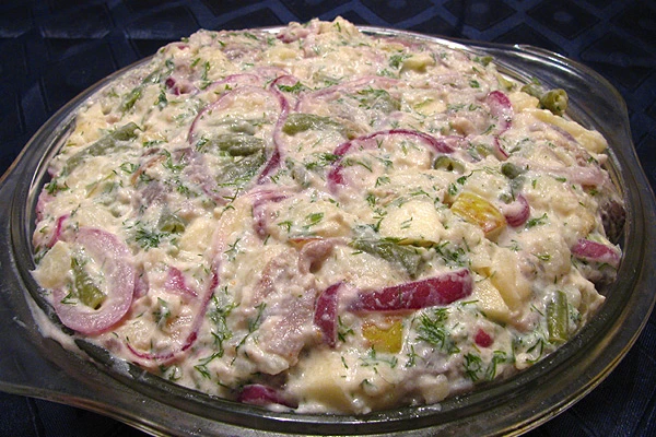 Картофельный салат с сельдью, каперсами и горчичной заправкой