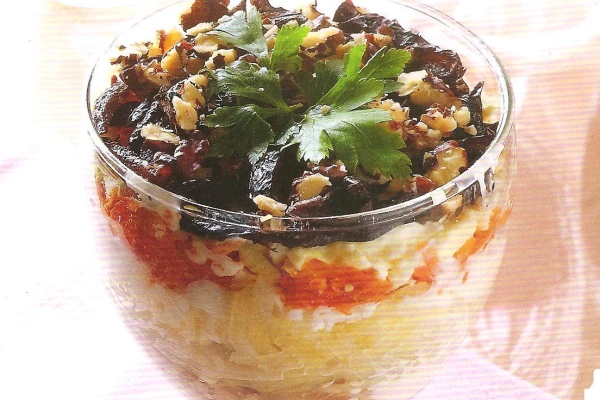 Слоёный салат-коктейль с лососем, картофелем, черносливом и орехами