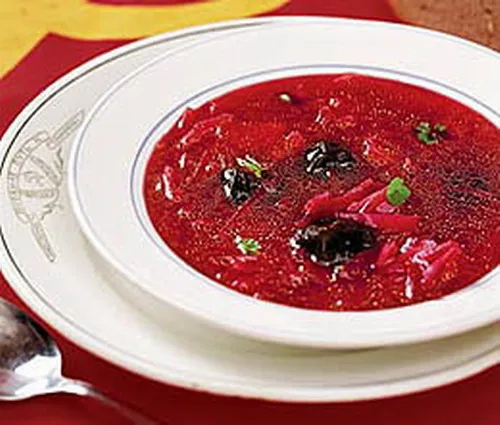 Борщ с черносливом на мясном бульоне