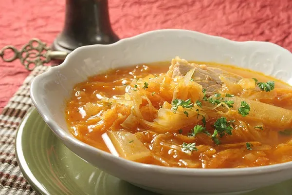 Щи из савойской капусты с томатом на мясном бульоне