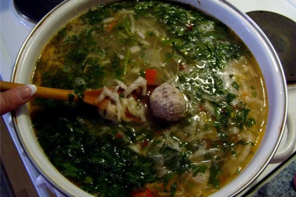 Зеленые щи с фрикадельками