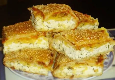 Слоеный пирог с сыром и фруктами