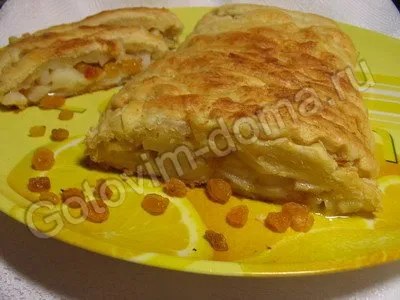 Слоеный пирог с яблоками и изюмом