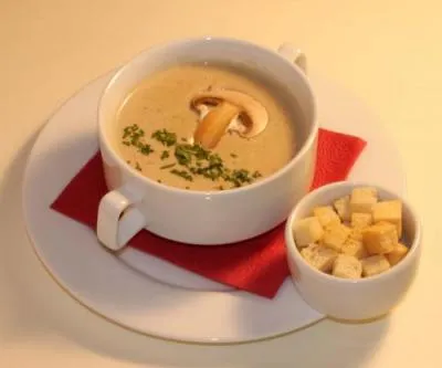 Крем суп с грибным муссом и чесночными гренками