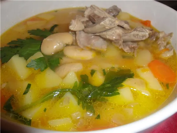Суп-пюре из белой фасоли с беконом и гренками