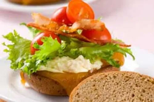Гамбургеры с беконом и соусом хрен