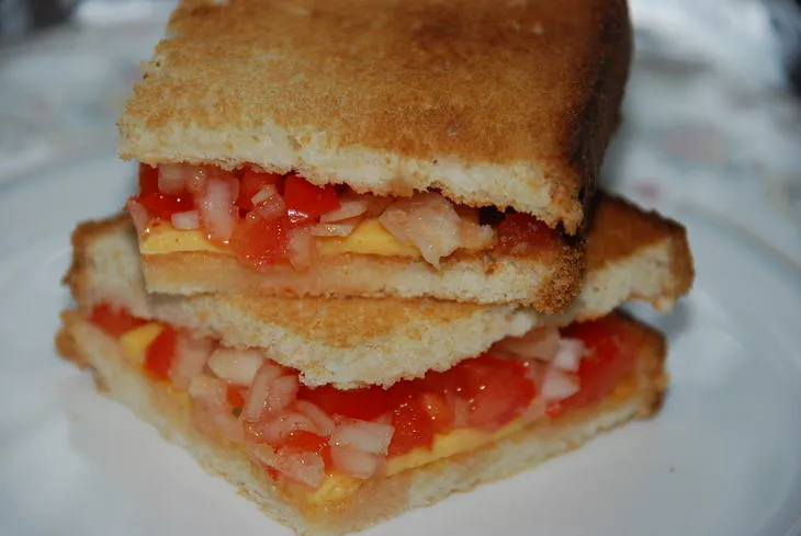 Сэндвич с помидорным маслом и луком