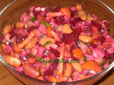 Винегрет с варёной сухой фасолью и солёными грибами на майонезе