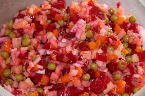Зимний винегрет с квашеной капустой, яблоком и редькой