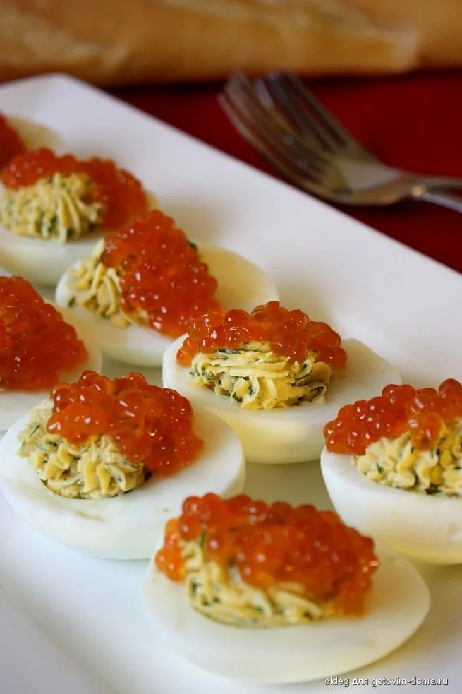 Яйца, фаршированные красной икрой