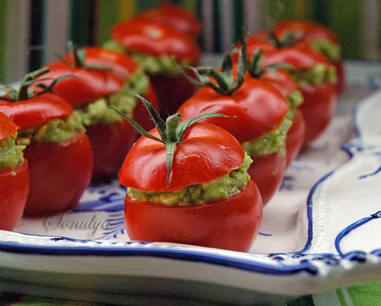 Помидоры, фаршированные лососем и кукурузой, без запекания