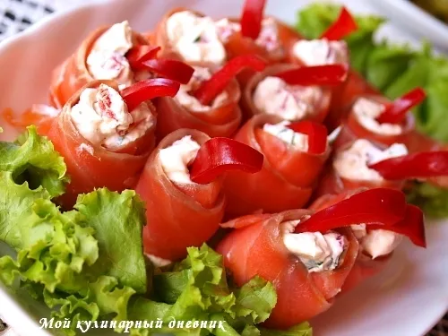 Рулетики из копченого лосося с сыром