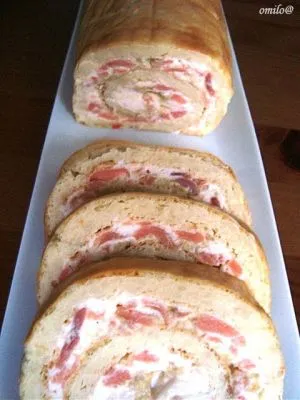 Блинные рулетики с копчёным лососем и луком
