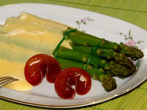 Рыбный мусс с соусом из спаржи