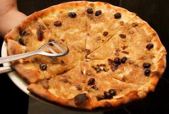 Сладкий перец с анчоусами и маслинами