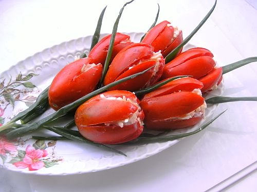 Тюльпаны из помидоров