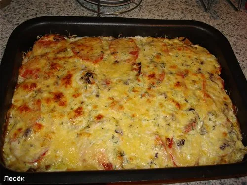 Слоёная запеканка из пюре моркови, шпината и картофеля с соусом с хреном