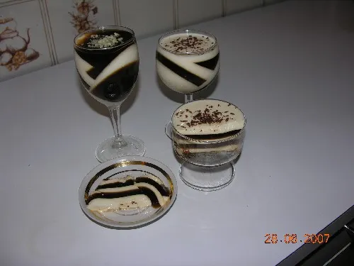 Кофейно-молочное желе слоями
