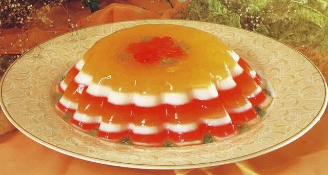 Разноцветное слоеное желе