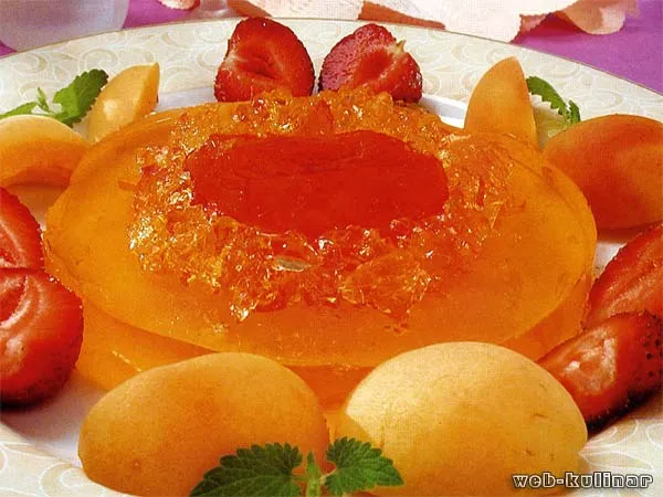 Желе с клубникой и абрикосами